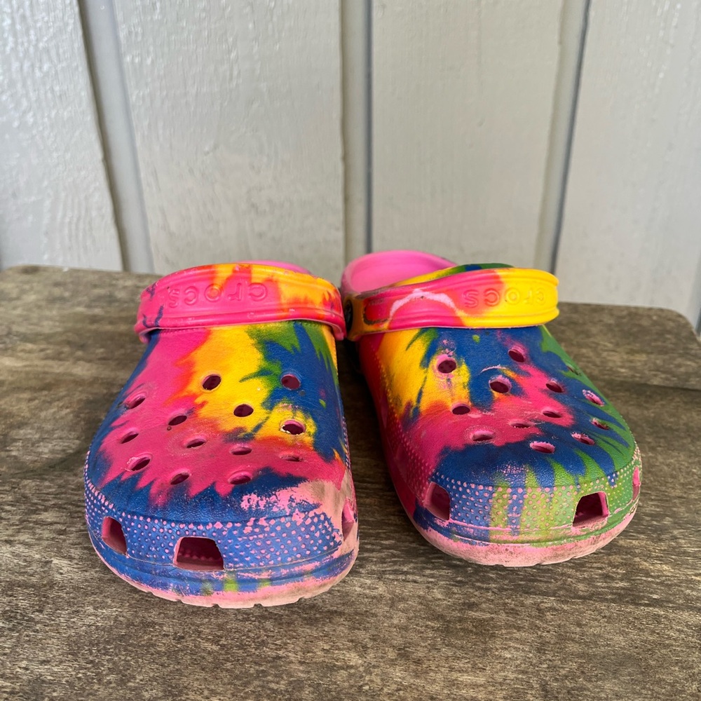 CROCS women size 7 tie dye